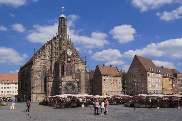 Frauenkirche am Hauptmarkt mit schönen Brunnen