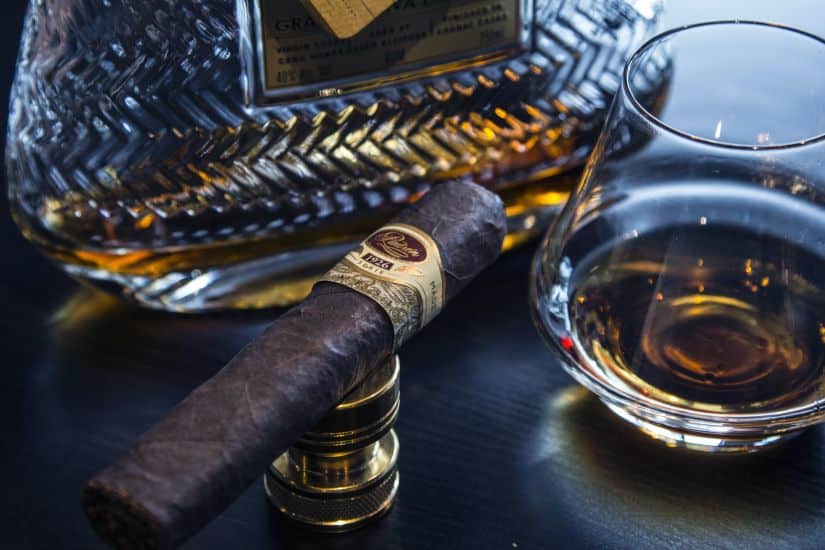 Zigarre neben einem Whiskey Glas