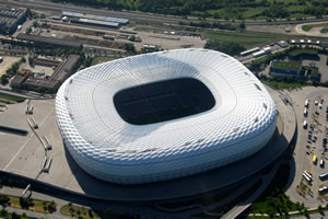 Die Allianz Arena in München sollte bei Fußballreisen auf jeden Fall dazugehören